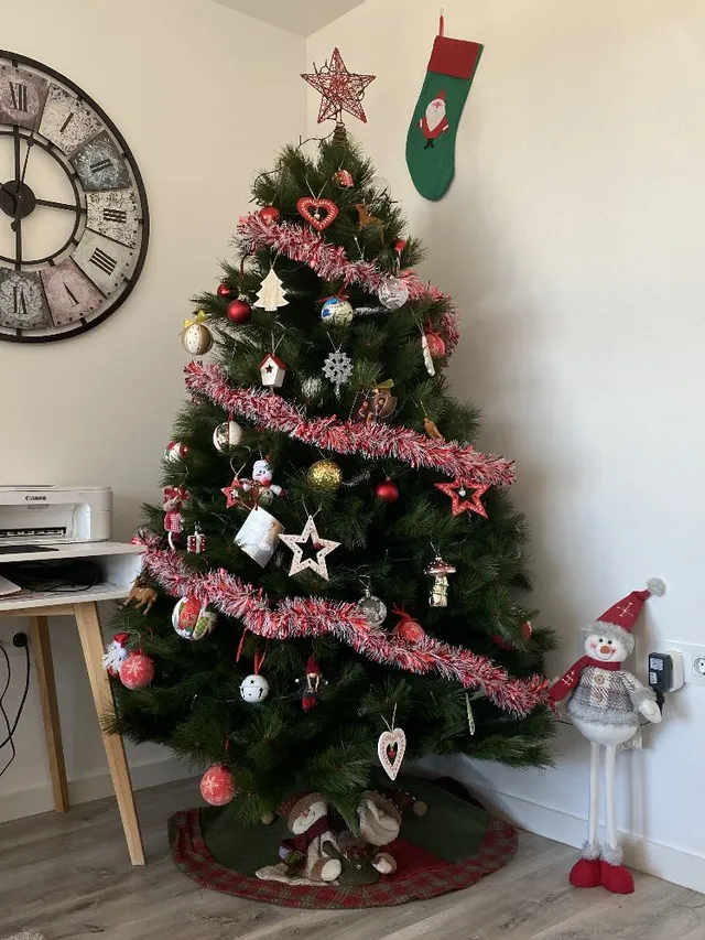 Decoración de árbol y puerta con motivos navideños