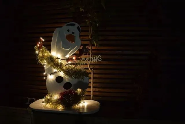 Olaf navideño hecho de  madera