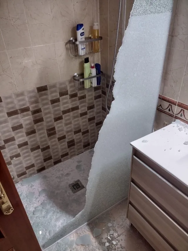 Desastrosa atención al cliente en mamparas de baño tras explosión espontánea