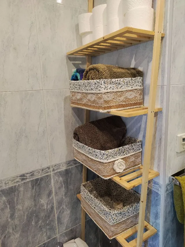 DIY: Estantería con forma de escalera para el baño