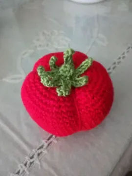 DYI: adorno con forma de tomate con técnica de crochet