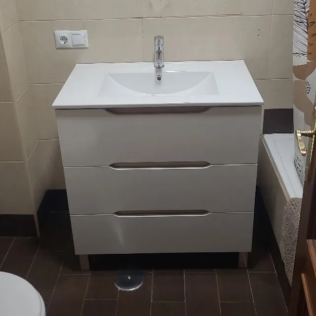 Montaje de un mueble de baño con lavabo y grifo