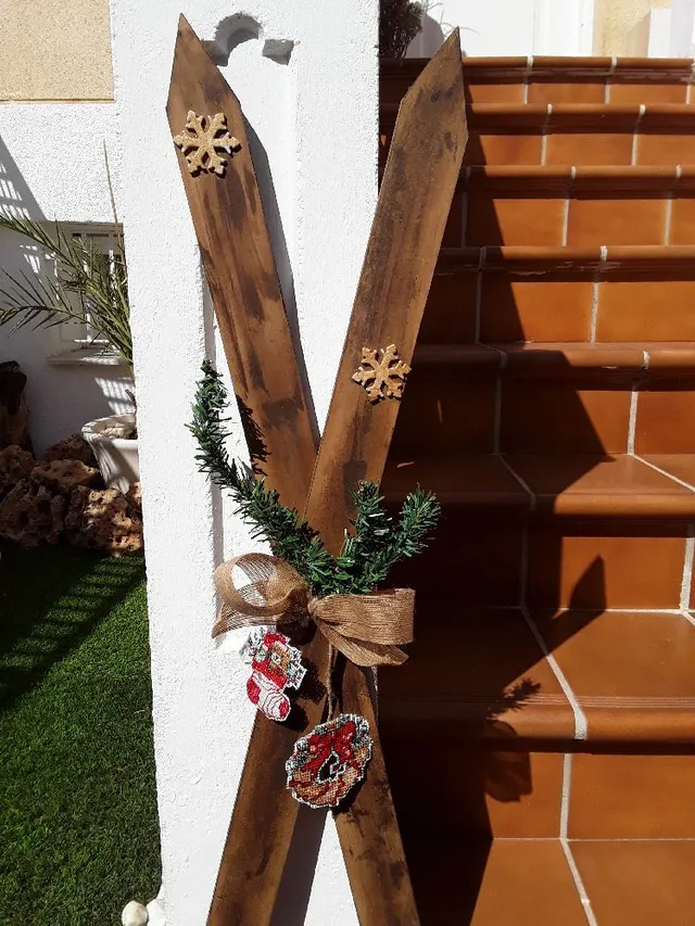 DIY de unos esquís navideños con tablas de madera reciclados