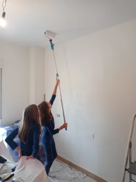 Dando estilo juvenil en las paredes de la habitación