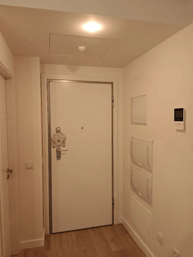 Insonorizar la entrada y puerta invisible para tapar el cuadro eléctrico y  los contadores.