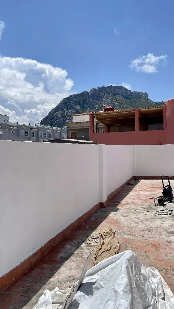 Limpieza y pintura para mejorar el aspecto de una terraza