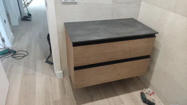 Nuevo mueble y lavado en el baño reformado