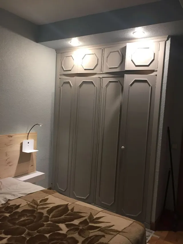 Reforma del armario de la habitación con pintura en tono gris - 3