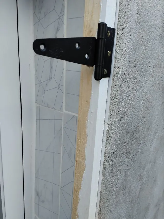 DIY de contraventanas para puerta exterior con friso de madera - 3