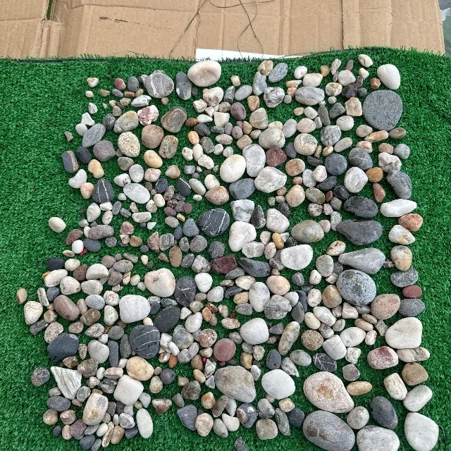 ¿Qué producto puedo utilizar  para pegar estas piedras al césped artificial para hacer una alfombra de piedras ?