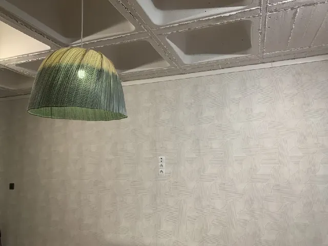 Modernizando las paredes de una habitación con papel pintado