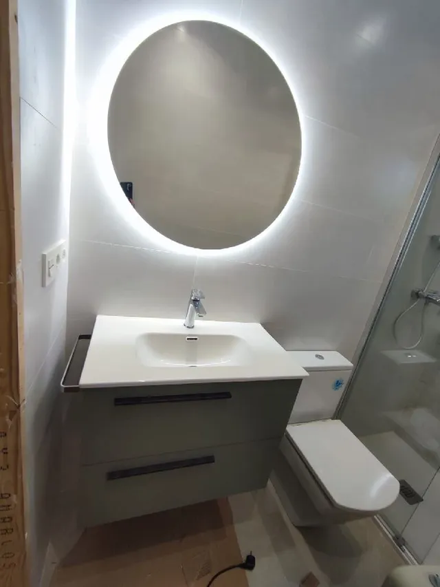 Decoración nueva en el baño: mueble, espejos y toallero