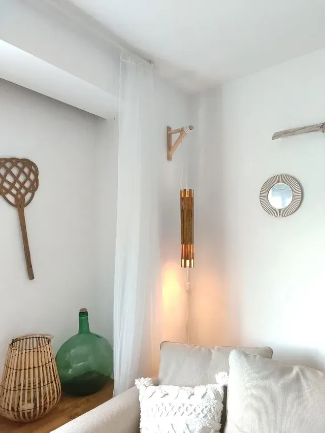 DIY de una lámpara con un bote de patatas y listones de madera