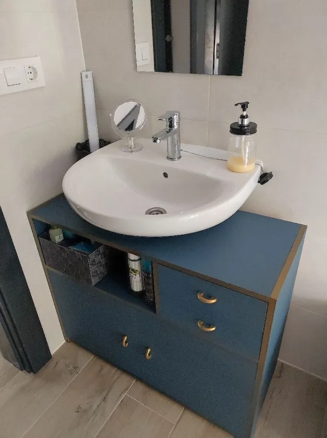 De mesa de televisión llena de trastos a mueble para baño