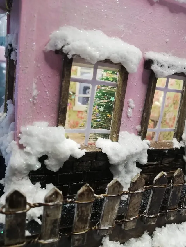 Casita navideña nevada de cartón y madera - 3