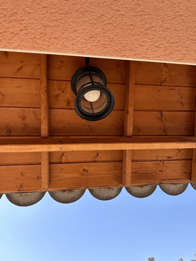 Instalación de luz en jardinera.