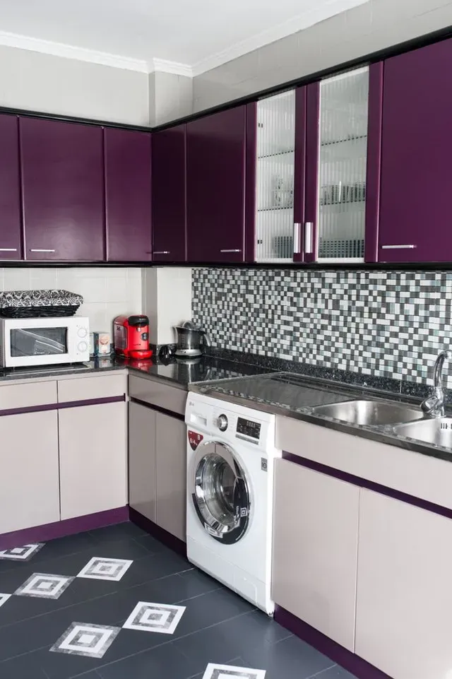 Renovación de cocina con pintura purpura