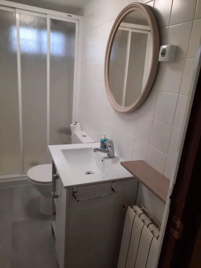 Nueva vida a un baño antiguo con pintura blanca y sustitución de suelo, muebles y WC