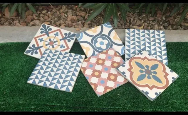 DIY de una mesa de jardín con mosaicos y madera