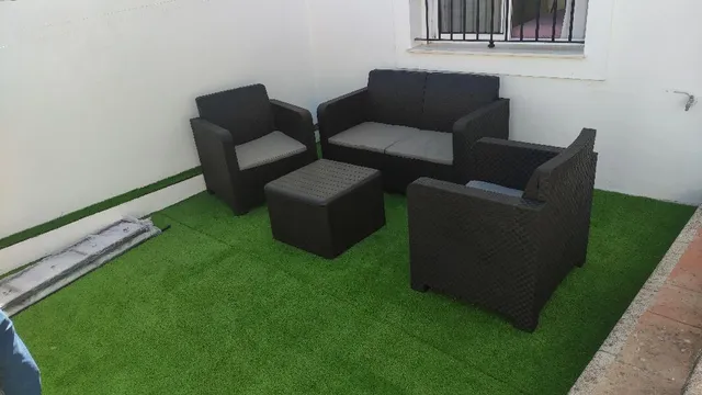 Instalación de césped artificial y nuevos muebles en el jardín delantero
