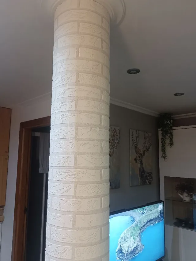 Columna forrada con papel pintado