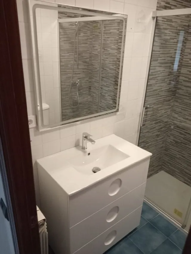 Instalación de mueble de lavabo con espejo
