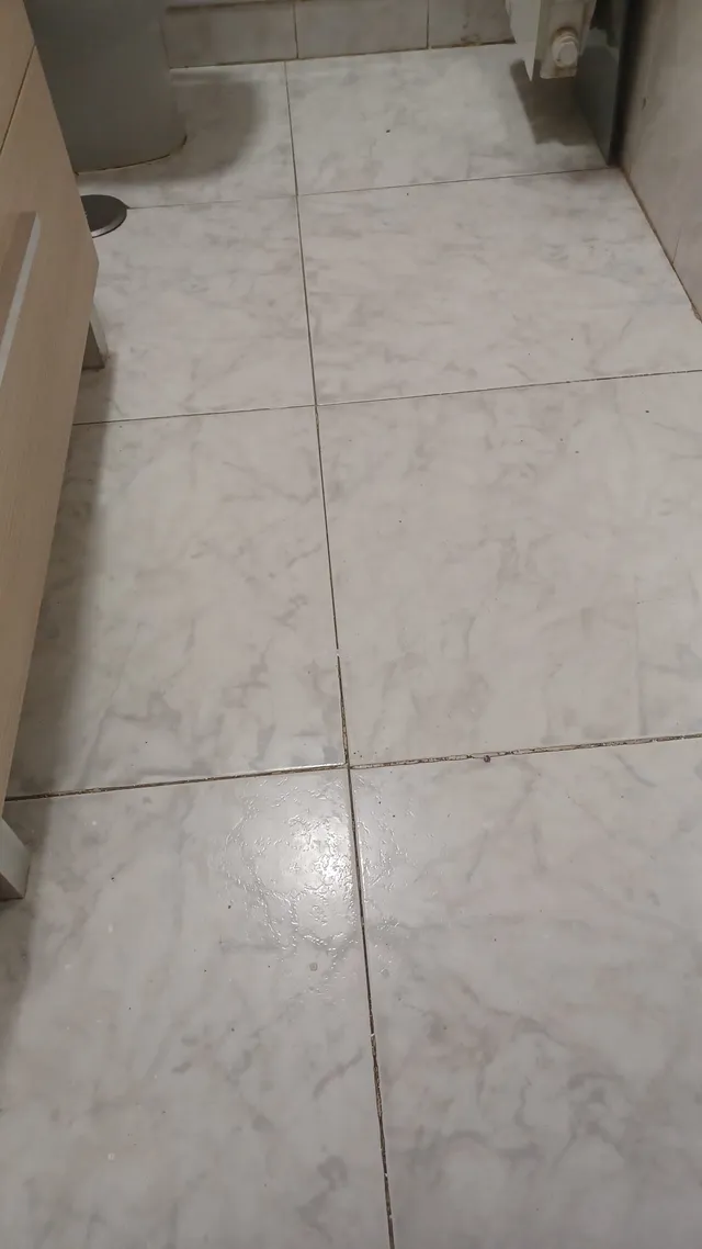 Lamas adhesivas PVC suelo baño ¿Se echa imprimante y luego sellador o no es necesario?