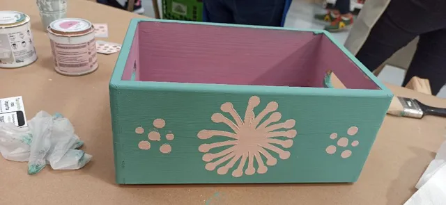 Decoración de caja con pintura