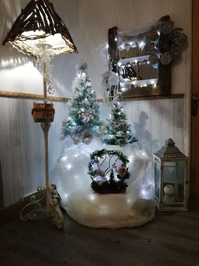 Creación de adornos navideños con material reciclado y colores blancos