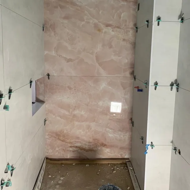 Instalación de azulejos en el baño