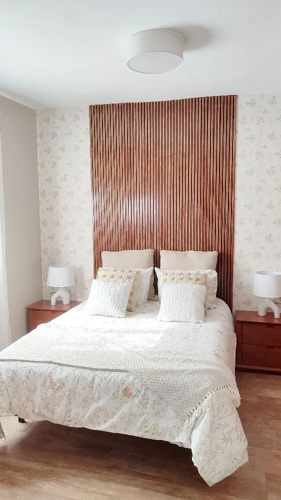 Renovación low-cost del dormitorio de invitados con un revestimiento de palilleria de protagonista