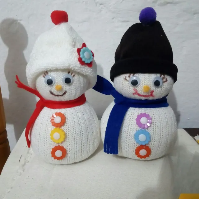 DIY de muñecos de nieve con calcetines y fieltro de colores