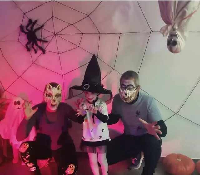 Nos gusta Halloween... decoramos la telaraña🕸 con lana