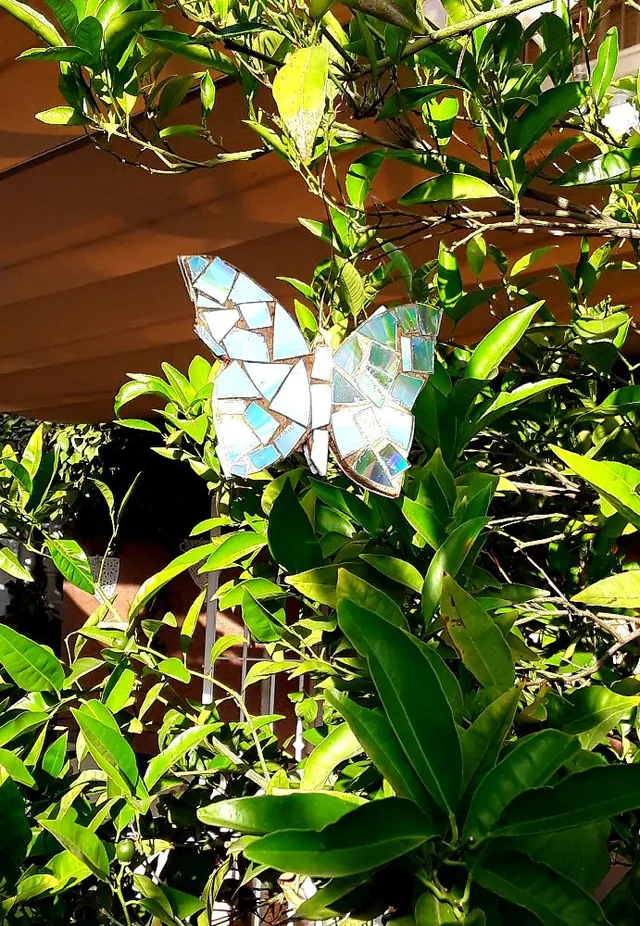 DIY de una mariposa con corcho brillante para el jardín