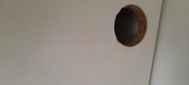 Agrandar diametro agüjero redondo de madera de la pared lateral de un mueble