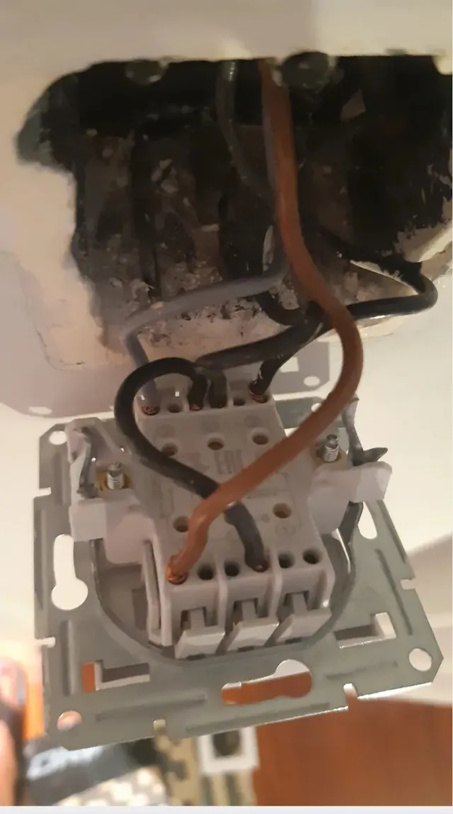 Si esta es la foto de los 4 cables,el cable de en medio que