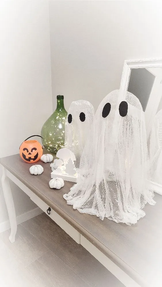 DIY Halloween 👻 fantasmas con tela y cola blanca