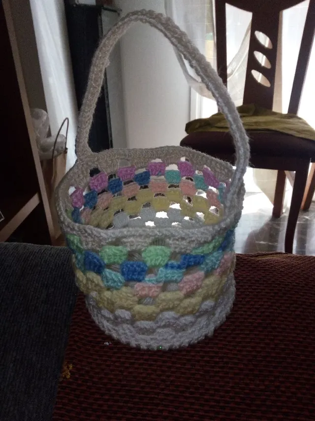 DIY: cesta organizador para el baño con lana de colores