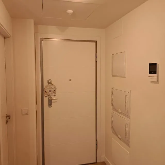 Insonorizar la entrada y puerta invisible para tapar el cuadro eléctrico y los contadores.
