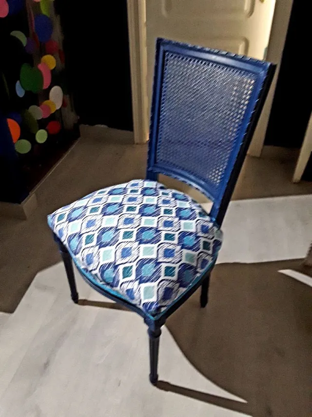 De silla viejuna a elegante silla azul