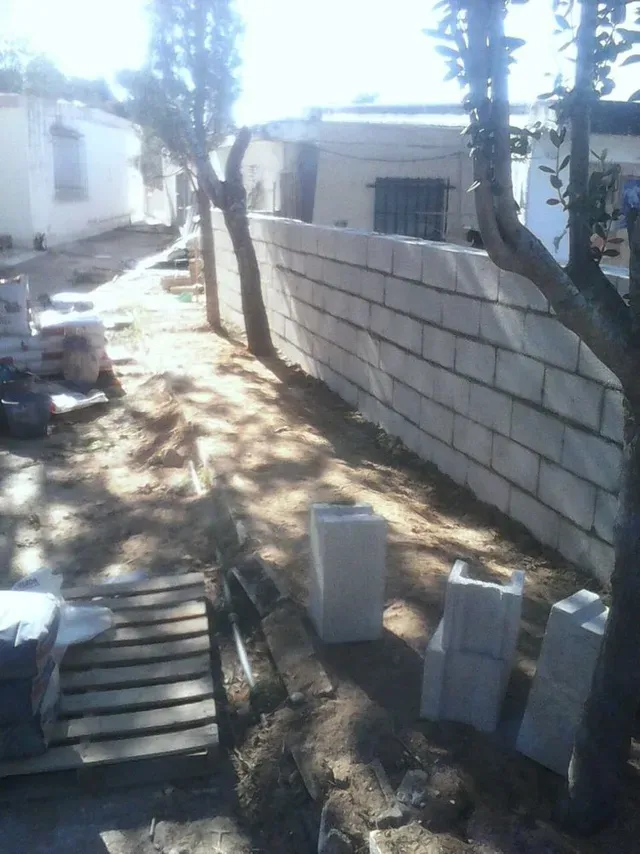 DIY en el jardín: construcción de un muro de obra con valla de madera