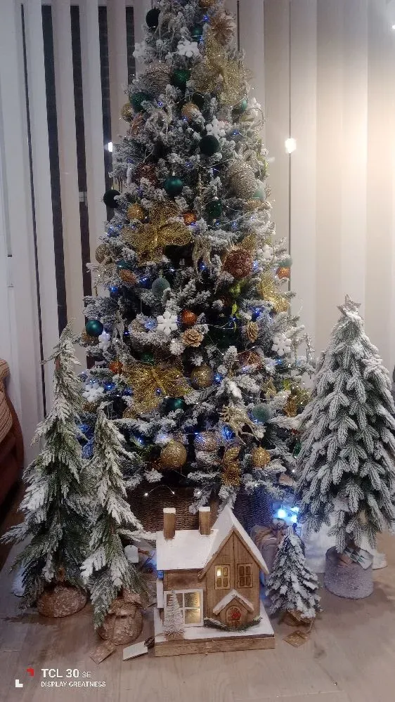 Decoración de árbol de navidad nevado