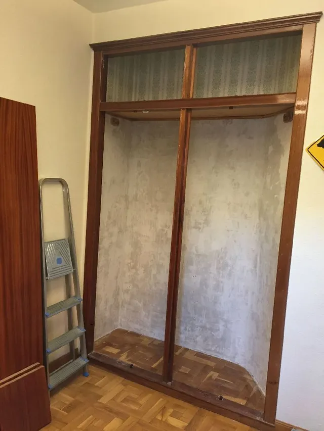 Reforma del armario de la habitación con pintura en tono gris