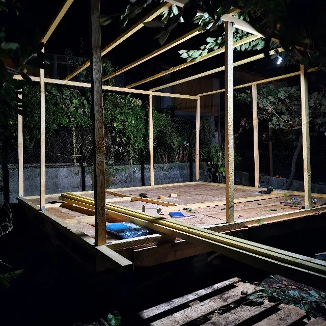 Construyendo una pequeña cabaña en el jardín.