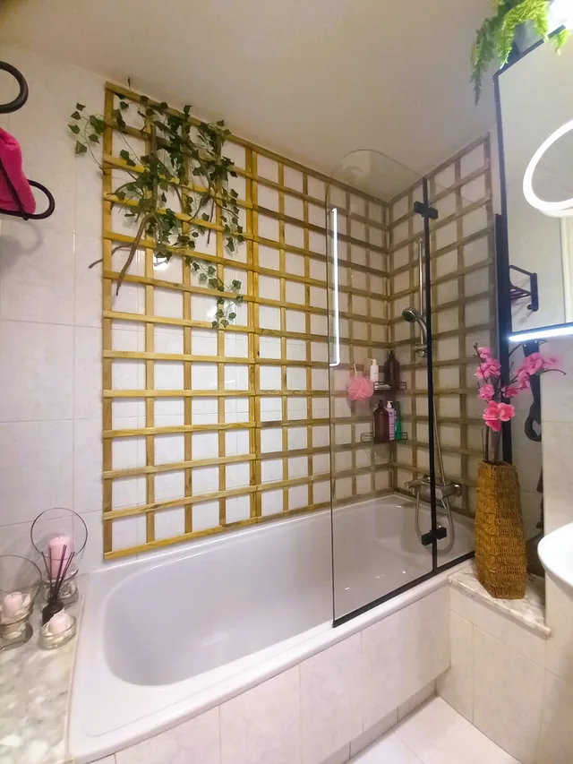 Reforma de baño sin obras: celosías, mampara y un toque de decoración