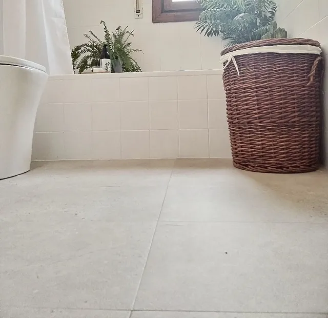 Renovar suelo de baño con losetas vinílicas