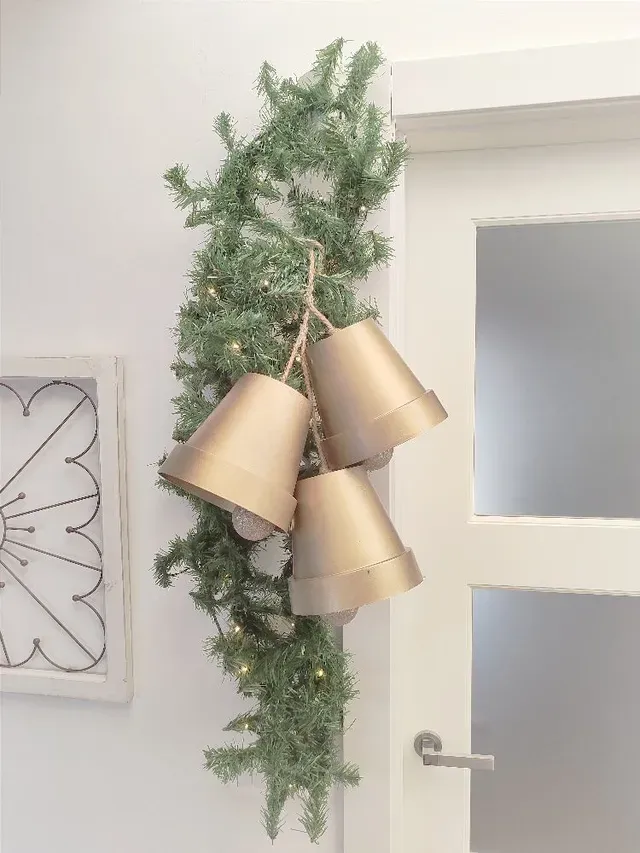 Campanas navideñas hechas con maceteros