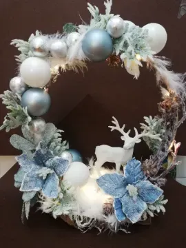 Adorno navideño con rodaja de madera y elementos en tonos blancos y azules