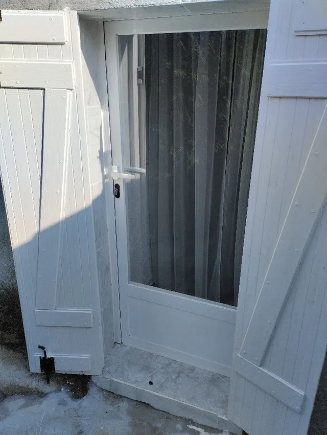 DIY de contraventanas para puerta exterior con friso de madera