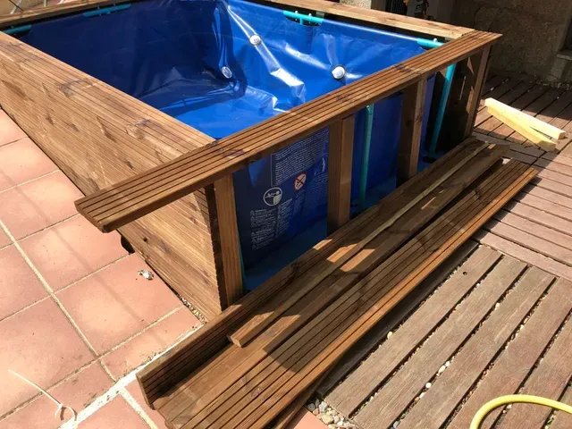Forrar una piscina de plástico pequeña con madera